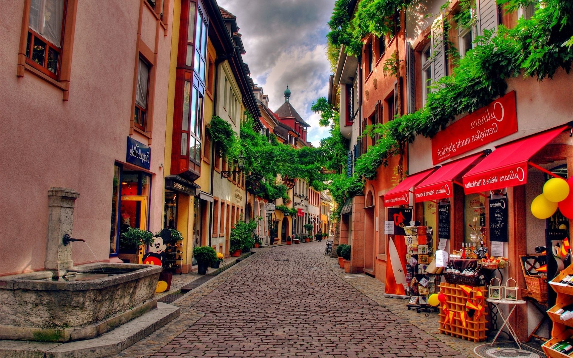 stadt straße stadt tourismus städtisch architektur reisen tourist haus aktien bürgersteig schmal haus urlaub geschäfte platz