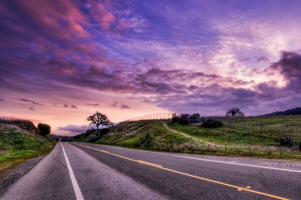 Von Sonnenuntergang bis zum Morgengrauen nur du, die Straße, der Himmel und die Landschaft