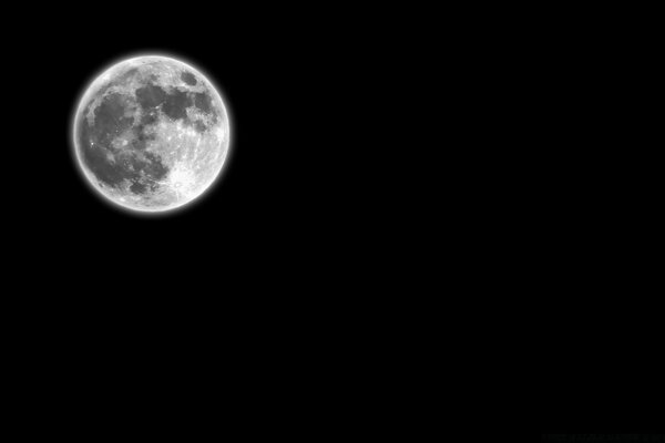 Eclipse lunar en una noche oscura