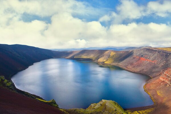 Lago de agua en el volcán al aire libre