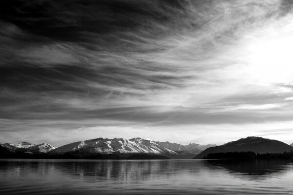 Paesaggio monocromatico. stagno e montagne