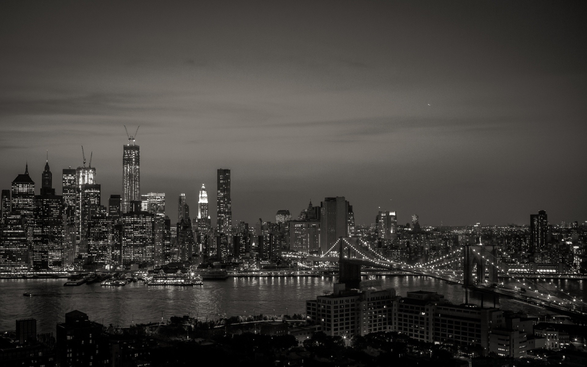 schwarz/weiß stadt skyline stadt wolkenkratzer architektur haus fluss stadtzentrum stadt turm monochrom büro brücke himmel reisen panorama reflexion geschäft panorama hafen