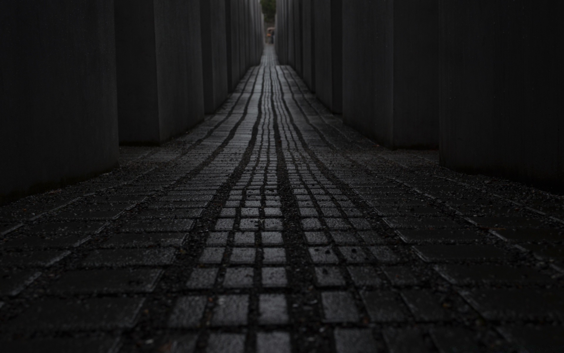 preto e branco rua escuro sombra monocromático calçada velho parede urbano luz estrada