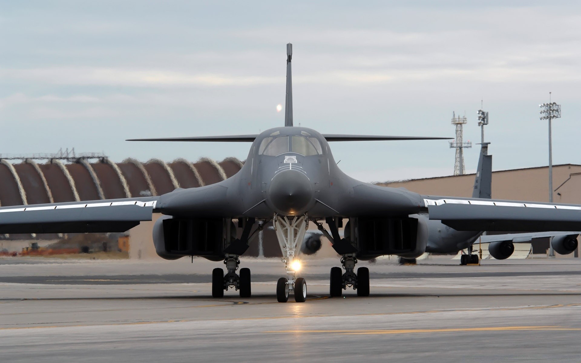 aviazione aereo aereo aeroporto sistema di trasporto militare aereo aria air force pista volo auto decollo arrivo viaggi airbus aereo di linea partenza tecnologia cielo