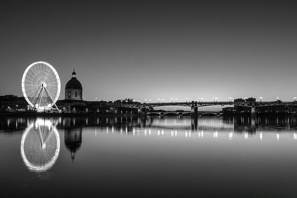 Ruota panoramica di notte in città