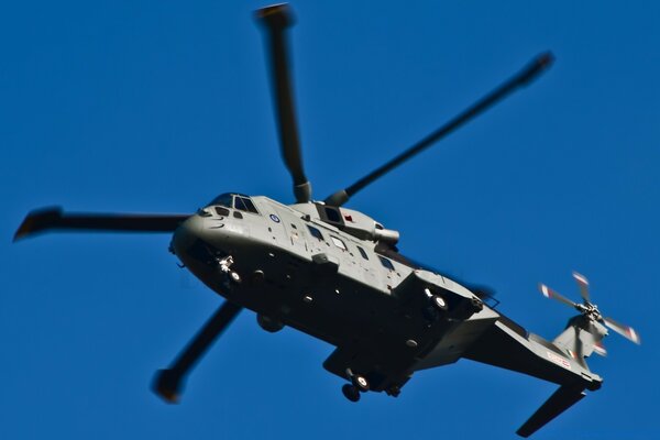 Helicóptero militar volando por el cielo