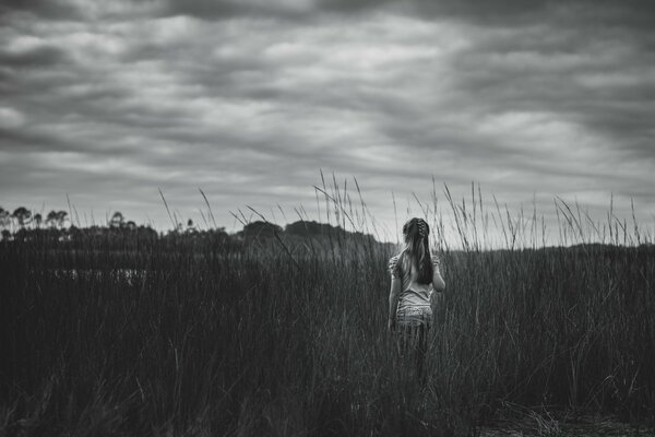 Bella ragazza nel campo