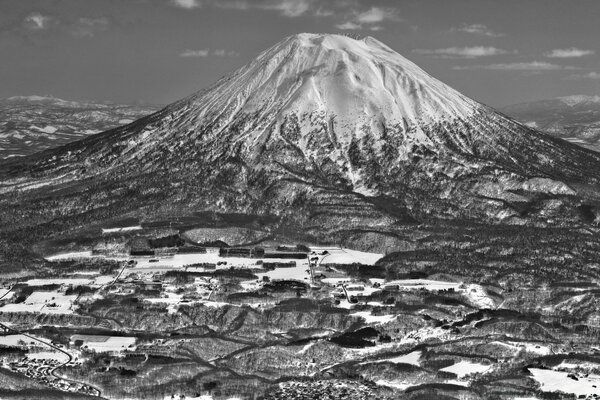 Paisaje blanco y negro de un volcán cubierto de nieve