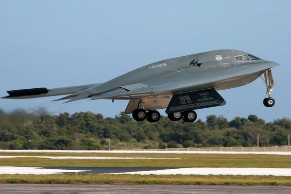 Un avion militaire décolle de la bande