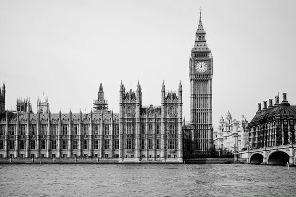 Englischer Big Ben in Schwarz-Weiß-Stadt