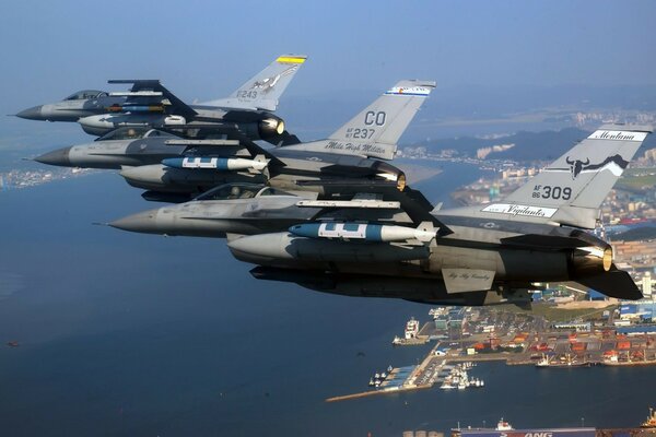 Formación de cazas militares sobre el mar