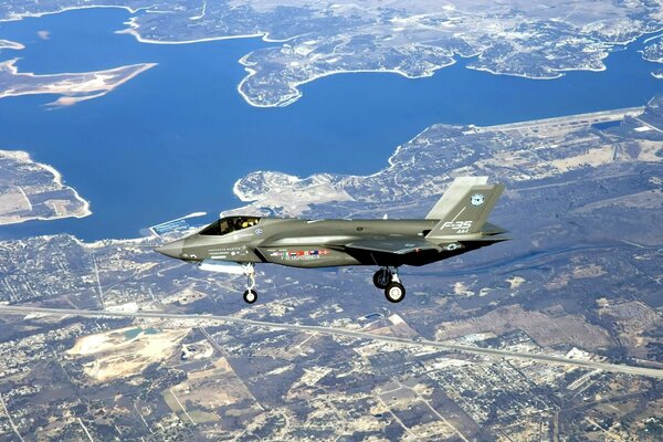 Un avión militar sobrevuela la ciudad