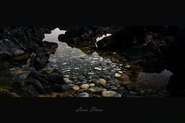 Piedras en el río. El agua y su belleza