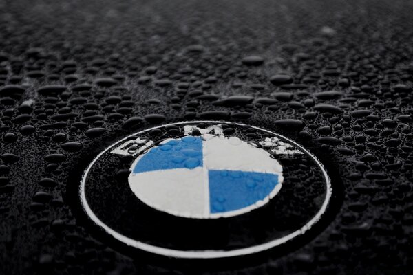 Kolorowe logo BMW w postaci przycisku na czarnym tle