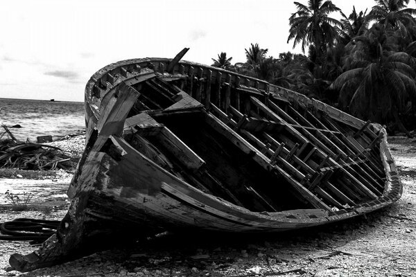 Barco destruído foi lançado em terra