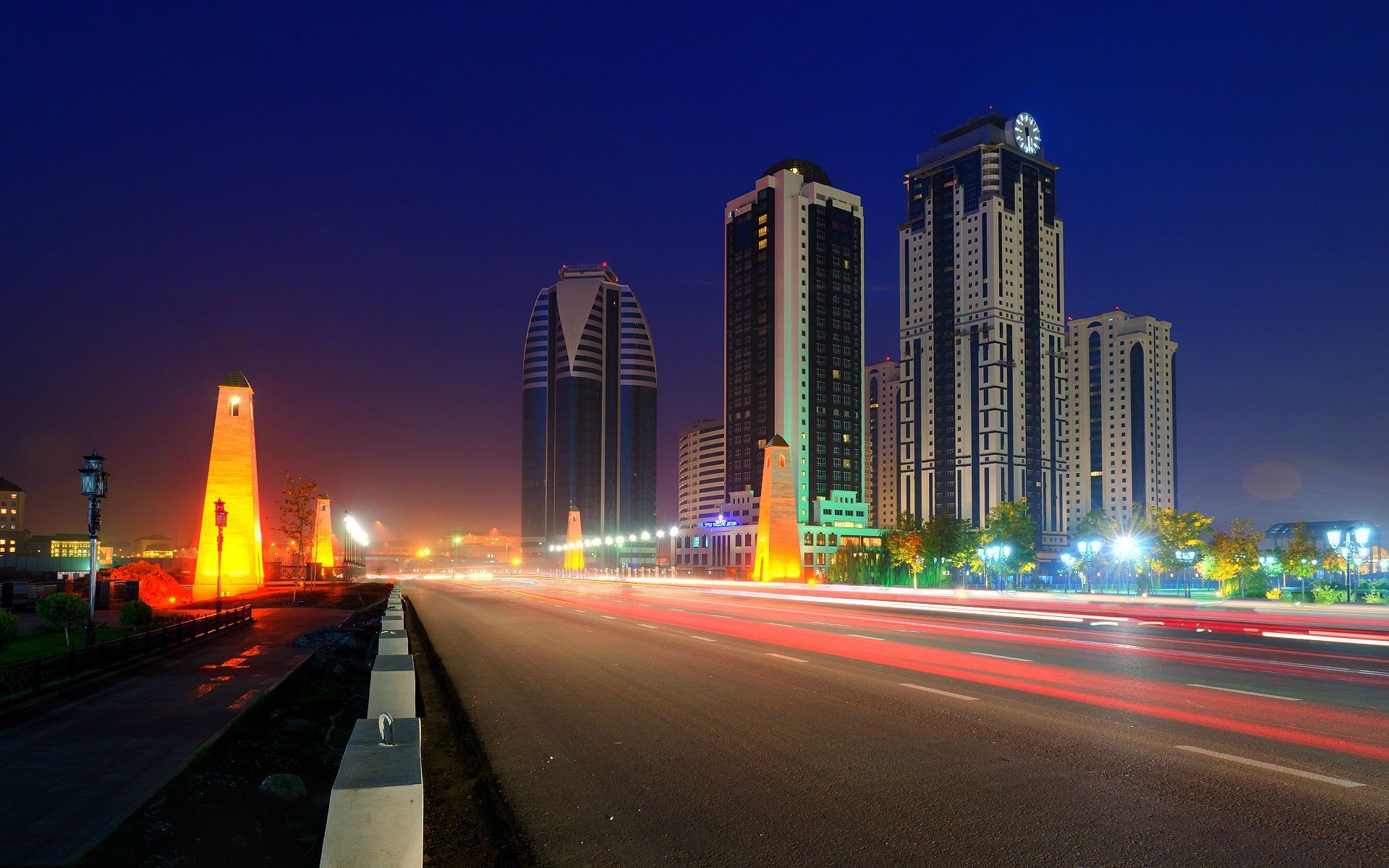 ciudad centro de la ciudad tráfico carretera rascacielos crepúsculo carretera viajes arquitectura calle ciudad rápido desenfoque sistema de transporte urbano noche coche skyline casa autobús