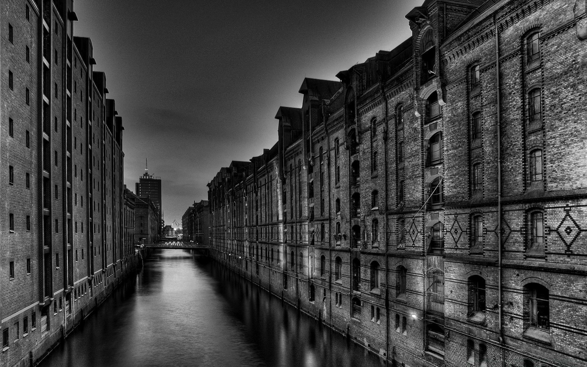 czarny monochromatyczny architektura ulica czarno-biały dom miasto stary ciemny okna