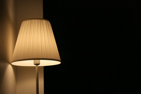 ضوء المصباح في غرفة مظلمة