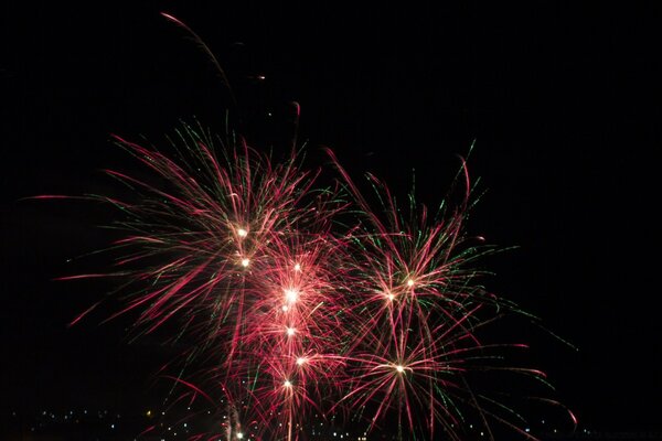 انفجار الألعاب النارية في المهرجان في المساء