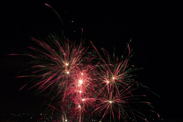 Explosión de fuegos artificiales en el Festival por la noche