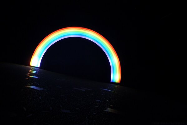 Halbscheibe des Regenbogens auf schwarzem Hintergrund