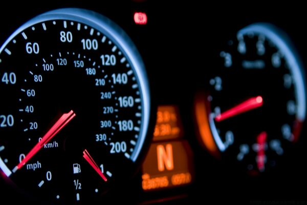 Ein Auto-Tachometer ist auf schwarzem Hintergrund abgebildet