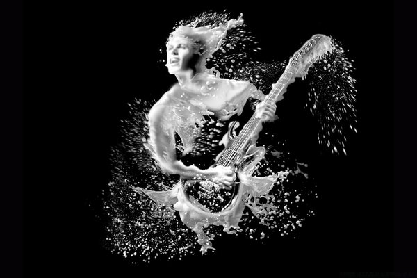 Musicista splatter con chitarra