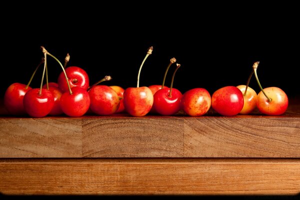 Cerise juteuse se trouve sur la table