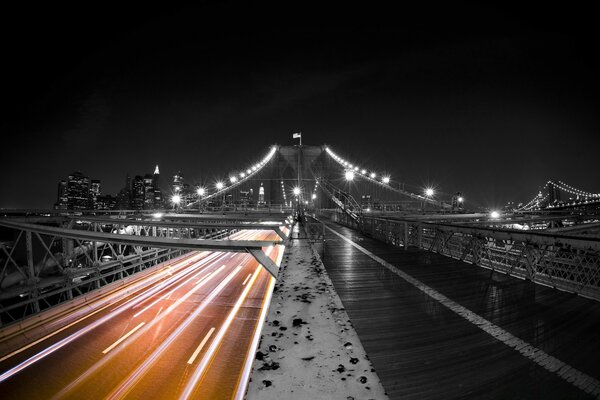 Autopista en el puente iluminado por la noche