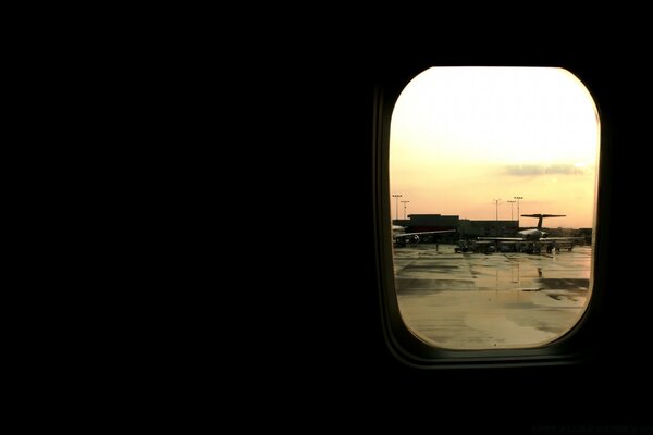 Vista da janela do avião no aeroporto