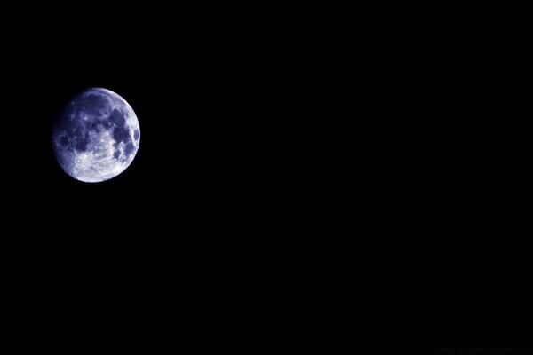 Eclipse lunar en el cielo negro cósmico