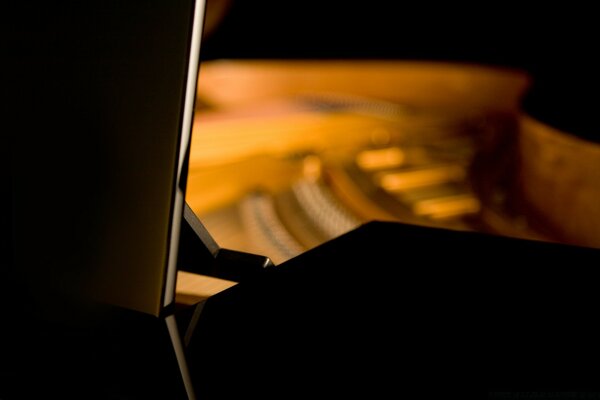 Sfondo scuro sfocato e luce dal pianoforte