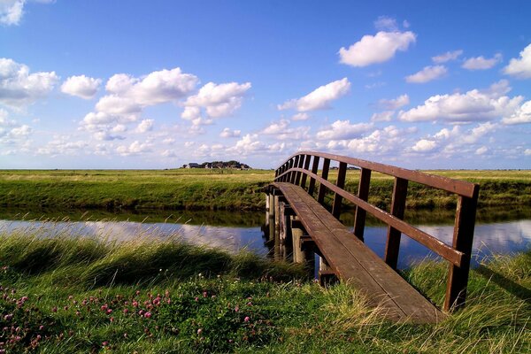 Belle photo du pont sur la rivière