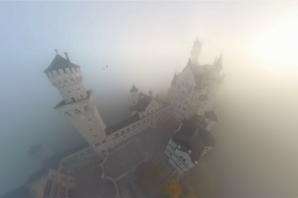 Schloss im Nebel um das Wasser