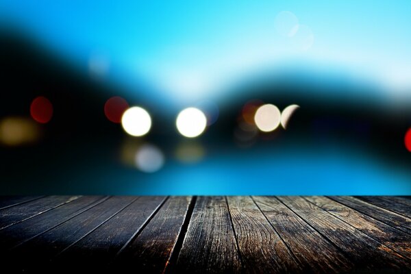 Muelle de madera sobre fondo azul borroso