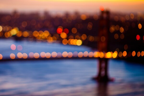 Um pôr do sol borrado no céu sobre uma ponte