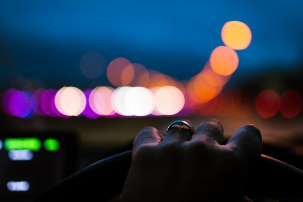 Il volante dell auto e la mano su di esso e il pannello