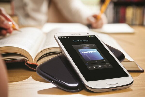 Teléfonos Samsung en el fondo de los libros