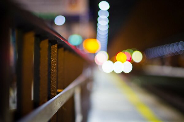 Image floue du métro dans la nuit