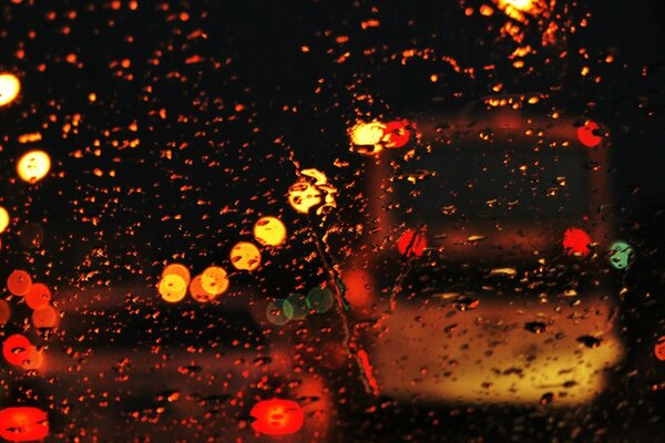 Ciudad nocturna bajo la lluvia