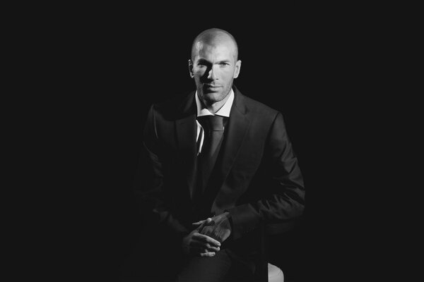 Zidane en costume classique sur fond sombre