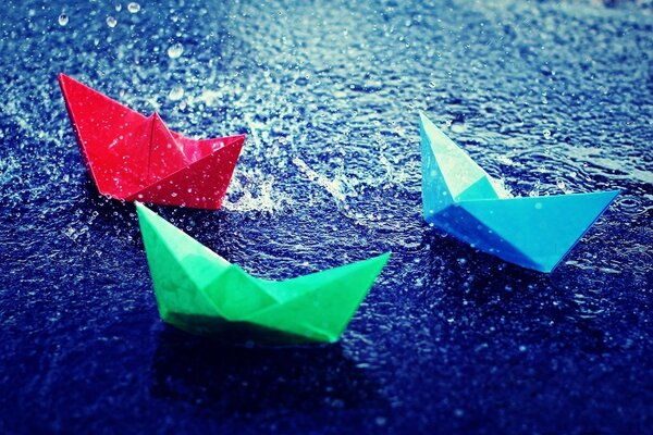 Barcos de papel na chuva