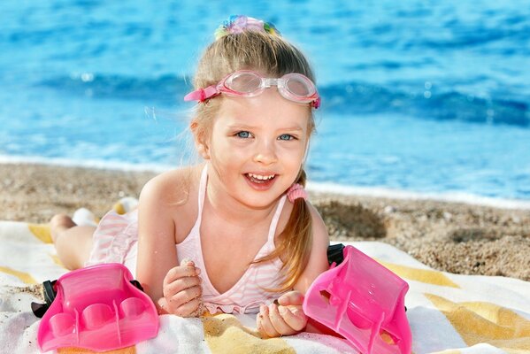 Enfant riant au bord de la mer