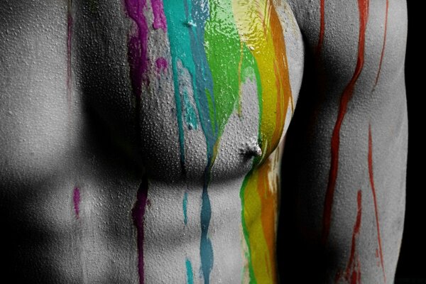 Cuerpo de hombre tapizado con colores brillantes