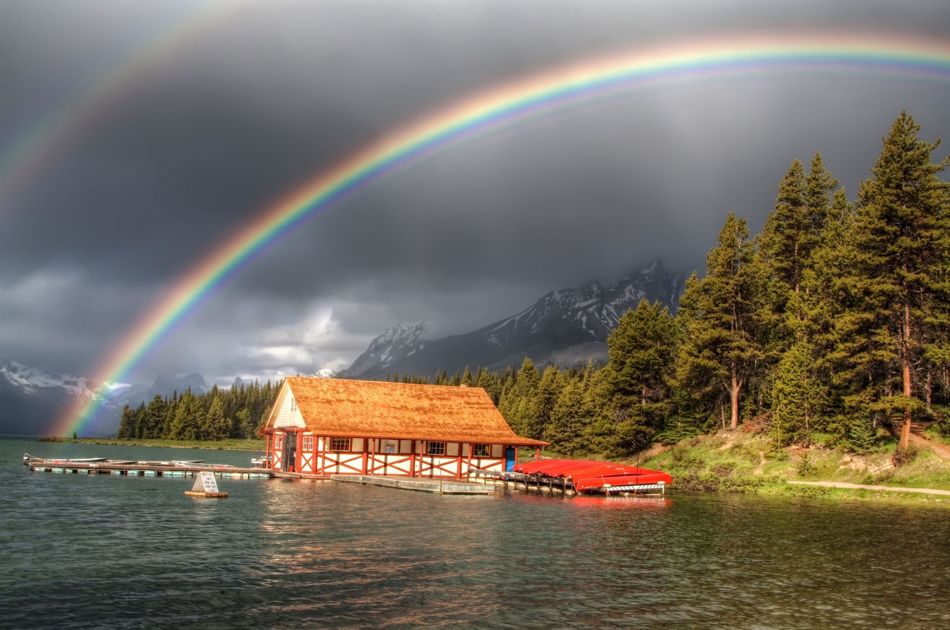 arc-en-ciel eau lac paysage réflexion voyage arbre à l extérieur rivière nature ciel montagnes aube soir bois scénique lumière du jour lumière maison