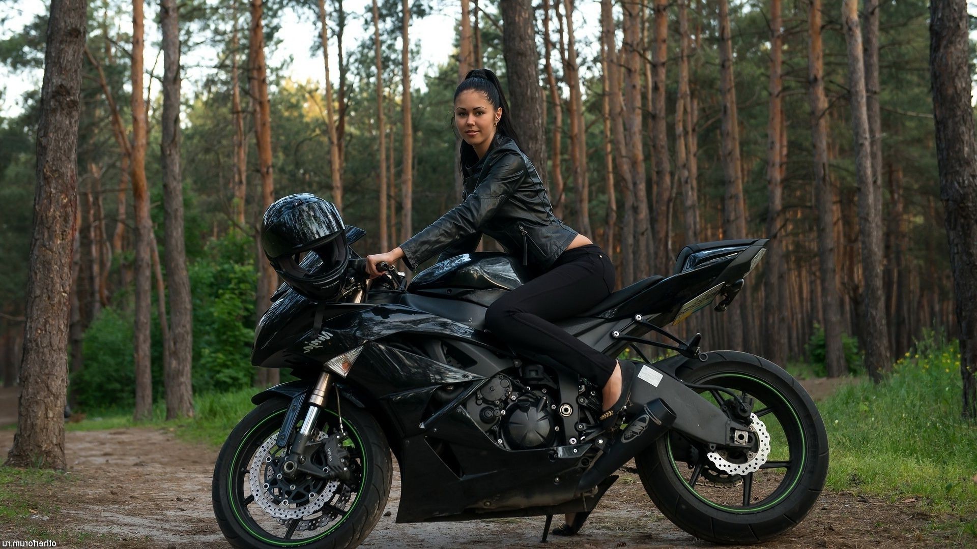 filles et motos vélo motard voiture roues aventure assis route système de transport un mode de vie lecteur adulte plaisir