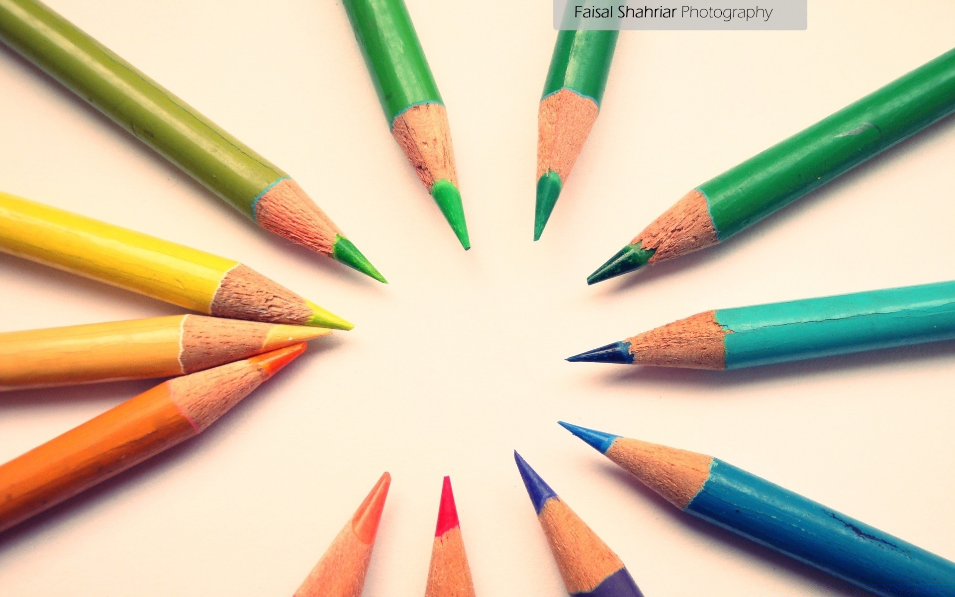 helle farben bleistift scharf bildung komposition schule kreativität zwerg holz hochschule bunt schreiben kunst und handwerk ausrüstung graphit schreiben prisma aussehen hell regenbogen