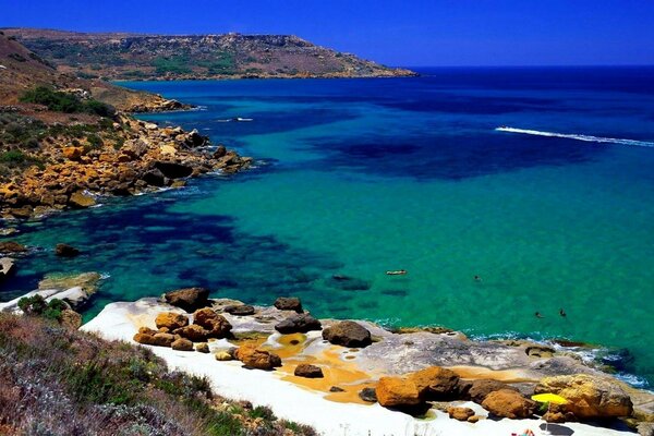 Hermosos paisajes de la orilla del mar