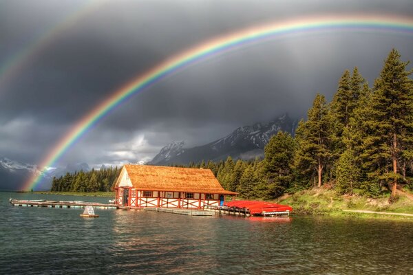 Regenbogen über dem Haus am See