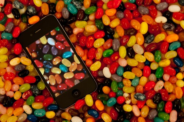 Süßigkeiten in Form von Tabletten mit Telefon